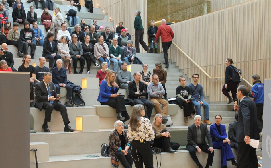 Publik som lyssnar till talare.